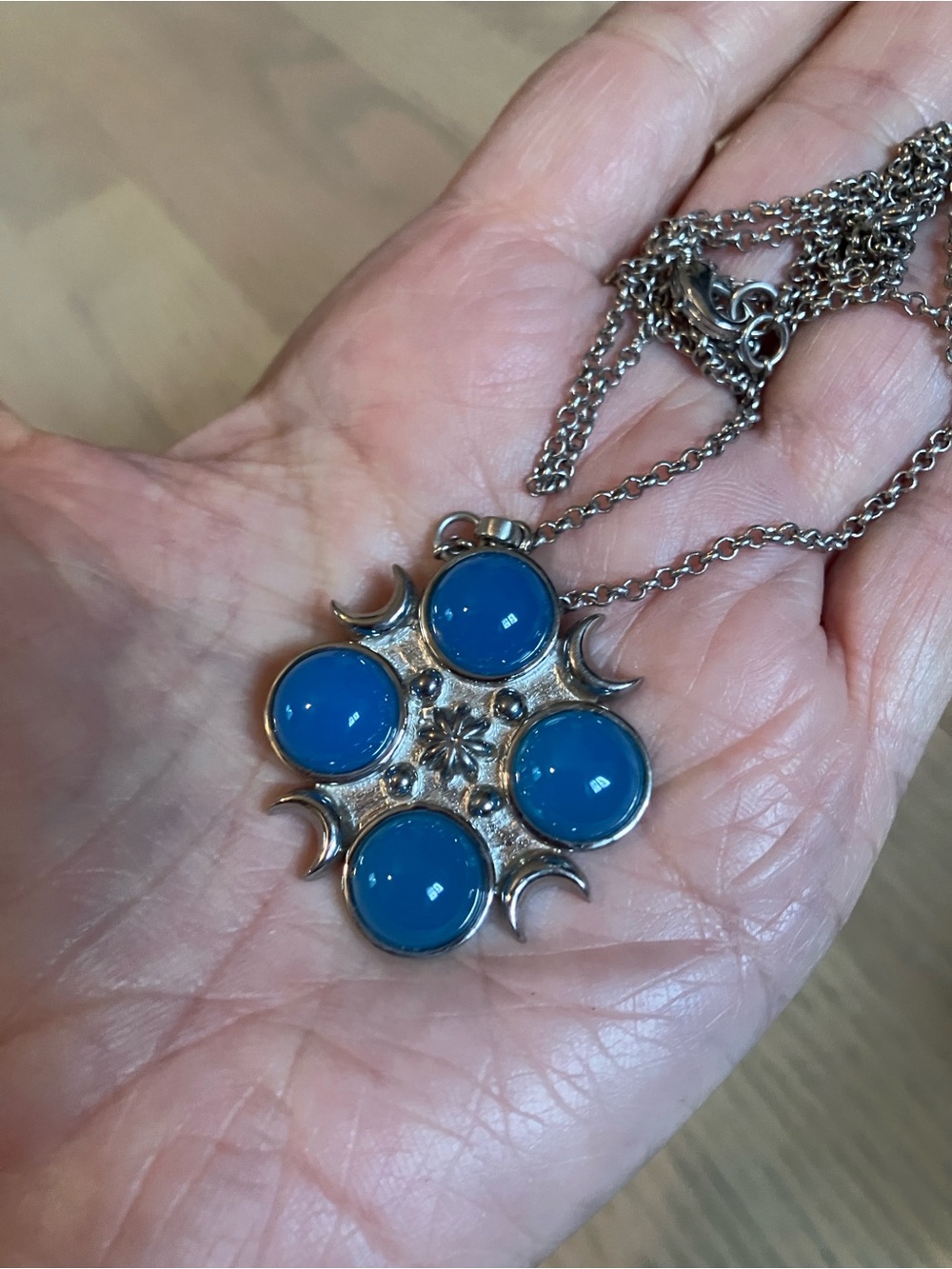 Blue Cabochon Floral Pendant Necklace in Silver Tone